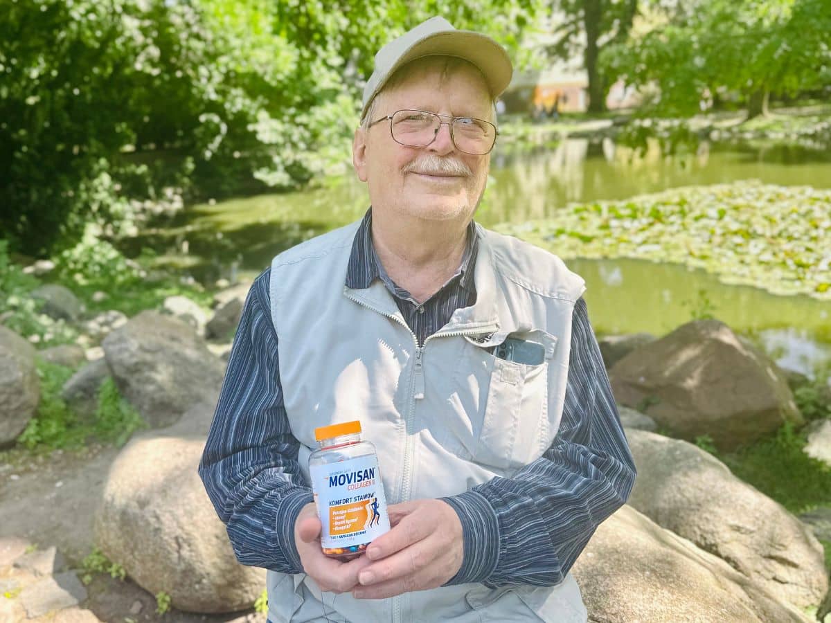 Natural Pharmaceuticals „Movisan® Collagen II” Vyresnio amžiaus vyras gamtoje laiko Maisto papildų Movisan buteliuką sąnarių sveikatai.