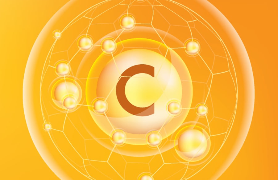 Natural Pharmaceuticals „Movisan® Collagen II” Vitaminas C molekulės ir cheminė struktūra šviesiai oranžiniame fone, simbolizuojant vitaminų naudą sveikatai.